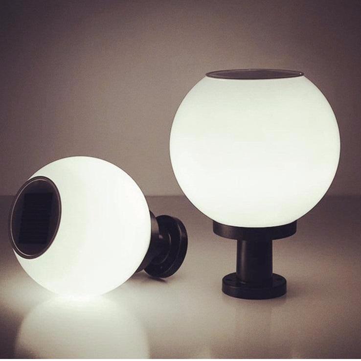 X2 ได้ 2 โคม สุดคุ้ม ! Solar Lamp โคมไฟหัวเสาโซล่าเซลล์ ทรงกลม 20 CM เเสงขาว โคมไฟพลังงานเเเสงอาทิตย์ เหมาะสำหรับใช้ติดเป็นโคมไฟหัวเสาโซล่าเซลล์หน้าบ้านหรือทางเดิน จำนวน 2 โคม