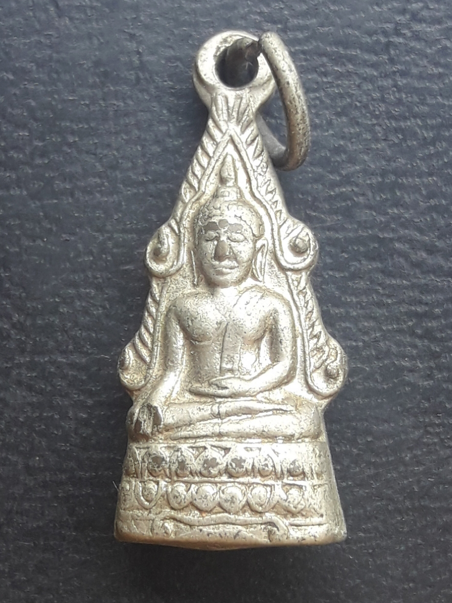 พระกริ่งเล็ก พระพุทธชินราช วัดพระศรีมหาธาตุวรมหาวิหาร (วัดใหญ่) จ.พิษณุโลก ปี 2500 เนื้อโลหะชุบนิเกิล มีหูห่วง อุดกริ่งครับ