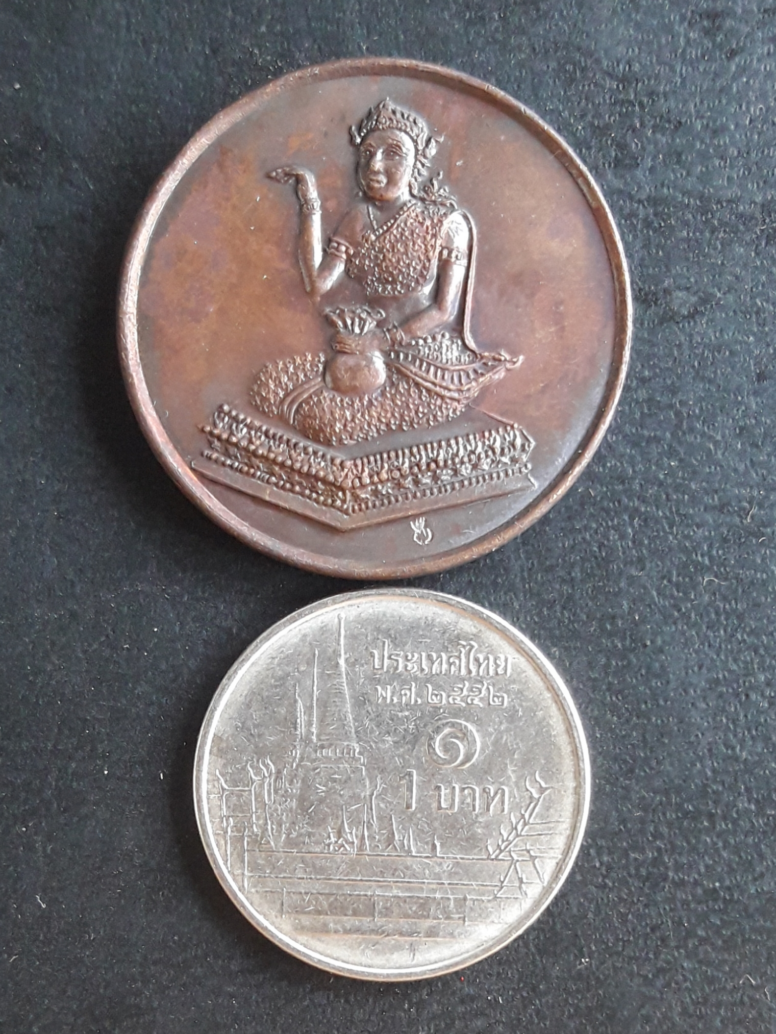 เหรียญนางกวักขวัญถุง มั่ง มี ศรี สุข หลวงปู่ม่น วัดเนินตามาก จ.ชลบุรี ปี 2535 ตอกโค๊ต