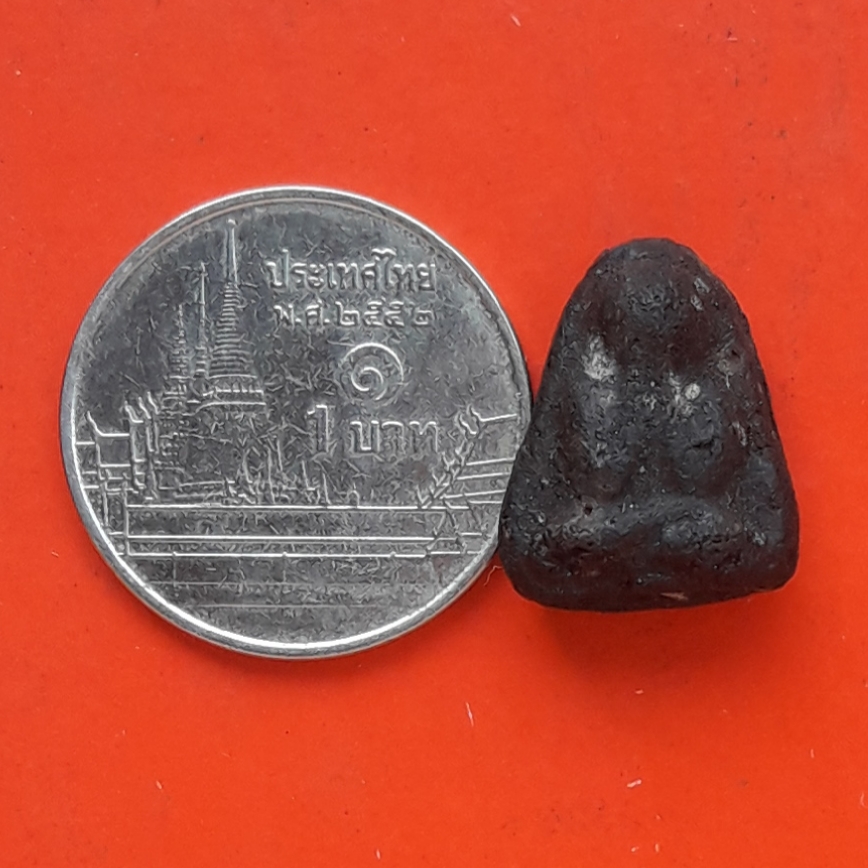 พระปิดตา องค์เล็ก เนื้อผงดำ หลังยันต์ ไม่ทราบที่ครับ