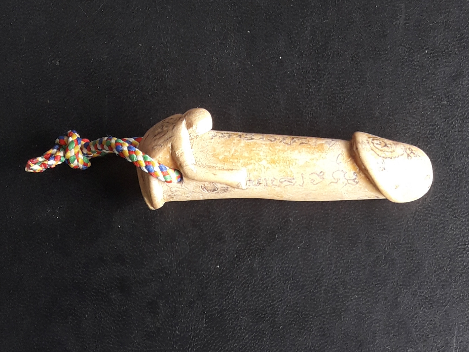 ปลัดขิก ไม้แกะ 2.5 นิ้ว มีจารหมึก ด้านหัวฝังตะกรุด ไม่ทราบที่ครับ