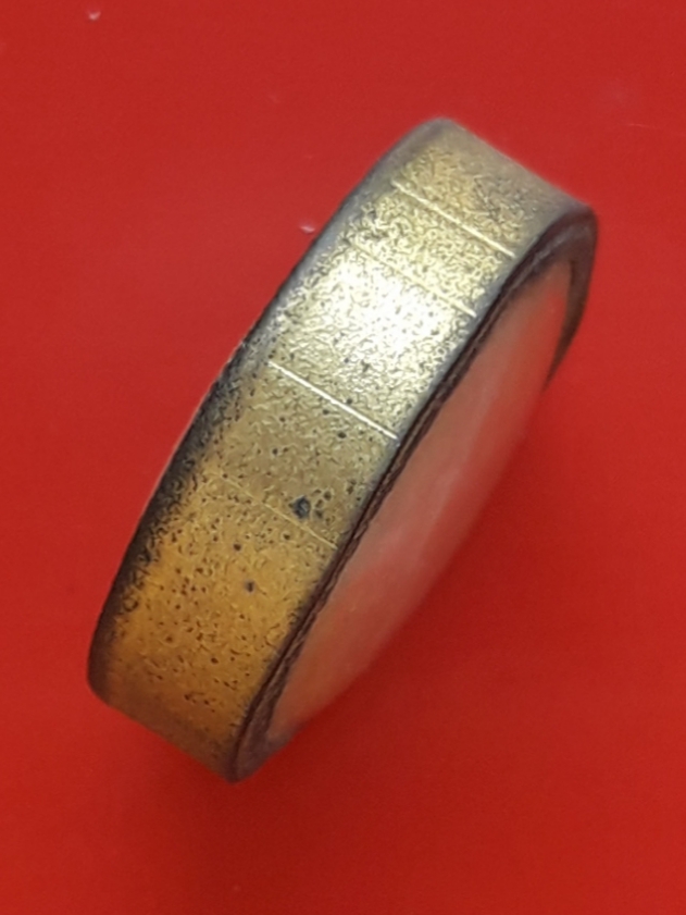 พระผงกลมเล็ก เลี่ยมเก่า ไม่ทราบที่ครับ