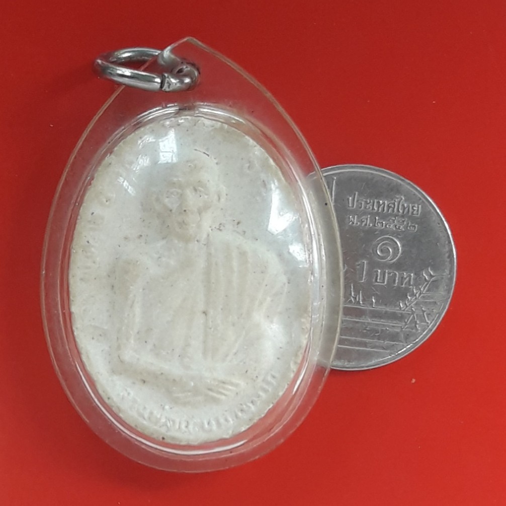 พระผงรูปเหมือน หลวงพ่อเกษม เขมโก สำนักสุสานไตรลักษณ์ จ.ลำปาง ที่ระลึกอายุครบ 76 ปี พ.ศ.2530 มีโค๊ดยันต์ที่สันพระ พร้อมเลี่ยมครับ