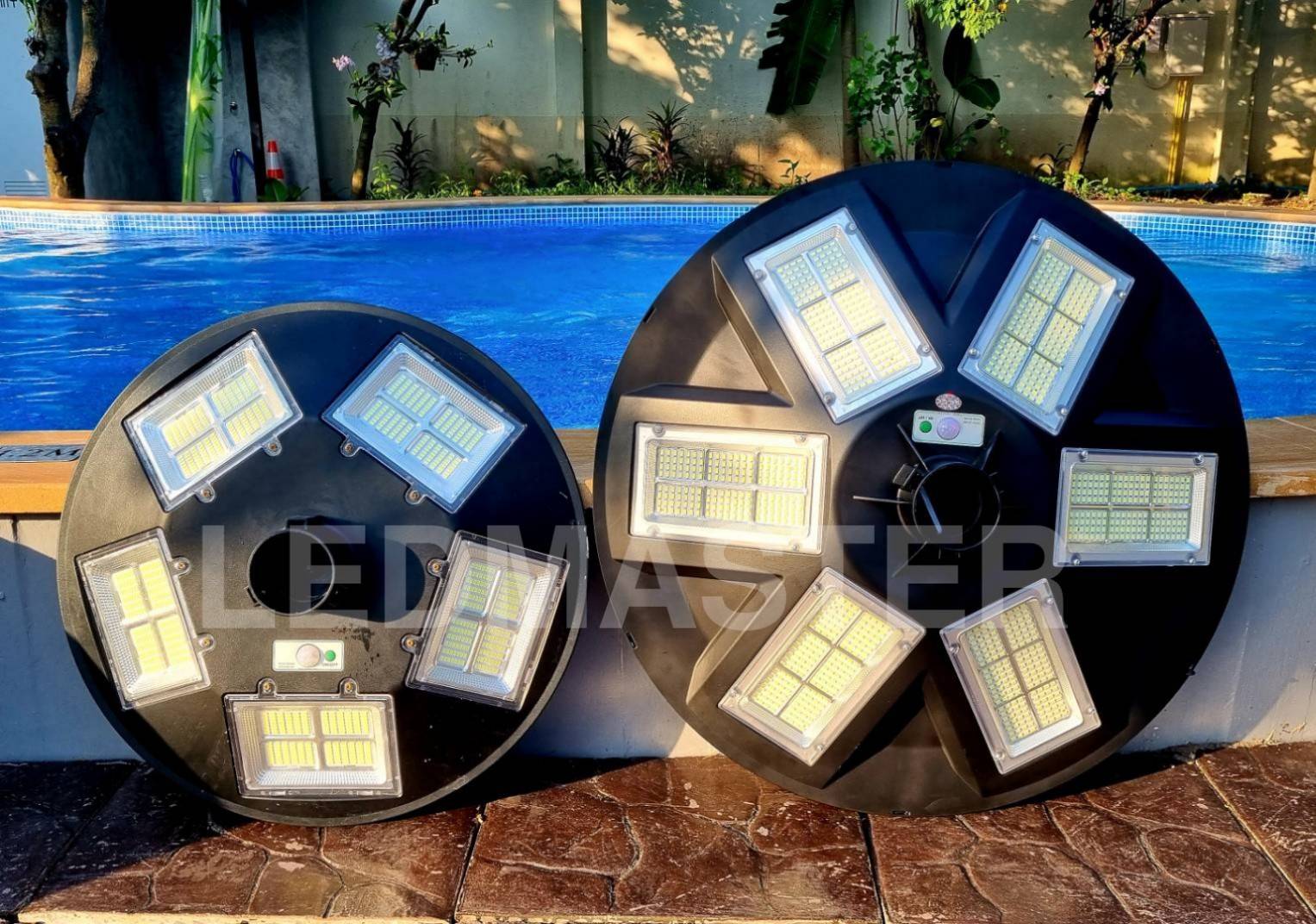 [[ใหญ่สุด 70CM]] 80000W โคมไฟถนนโซล่าเซลล์ UFO (รุ่นใหญ่70CM) เม็ดไฟชิฟใหญ่ 1008LEDs ปรับเเสงได้ 10 ระดับ I ไฟถนนโซล่าเซล โคมไฟพลังงานเเสงอาทิตย์