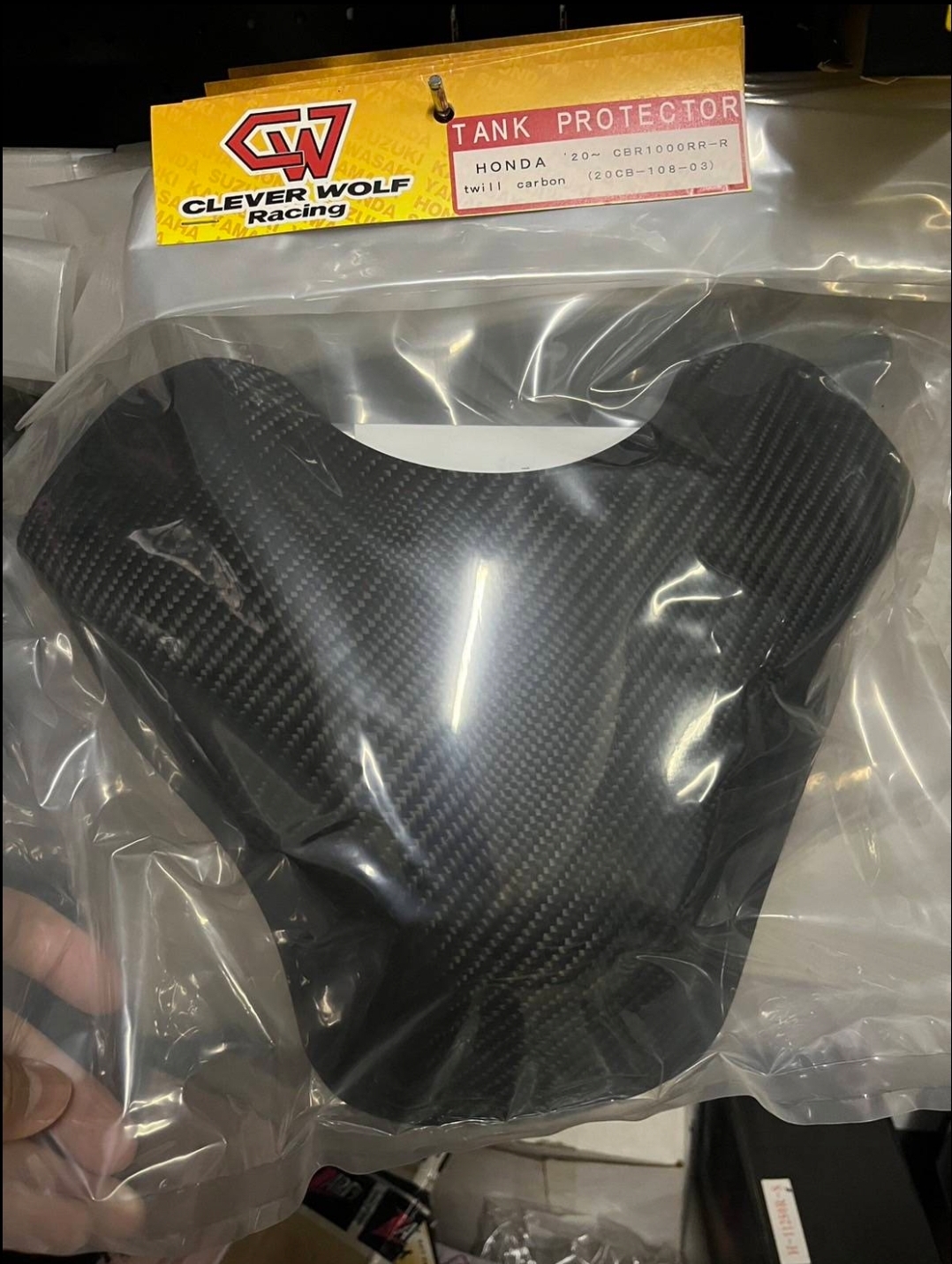 กันรอยถัง CLEVER WOLF FOR HONDA CBR1000RR-R