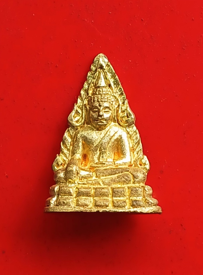 พระชัยวัฒน์พระพุทธชินราช รุ่นมหาจักรพรรดิ ปี 2545 วัดพระศรีรัตนมหาธาตุวรมหาวิหาร จ.พิษณุโลก เนื้อสำริด พร้อมกล่องเดิมครับ