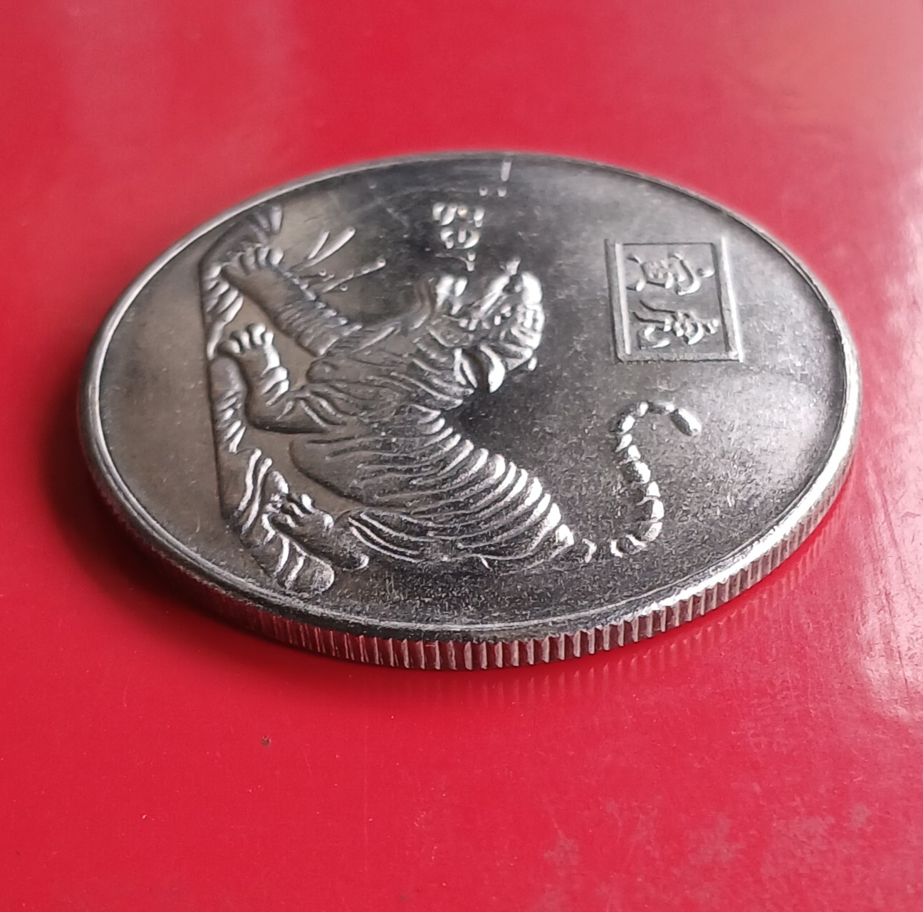 เหรียญเสือ ปีขาล tiger หลังตัวหนังสือจีน ขอบเฟือง เนื้ออัลปาก้า ขนาด 3.5 ซม.