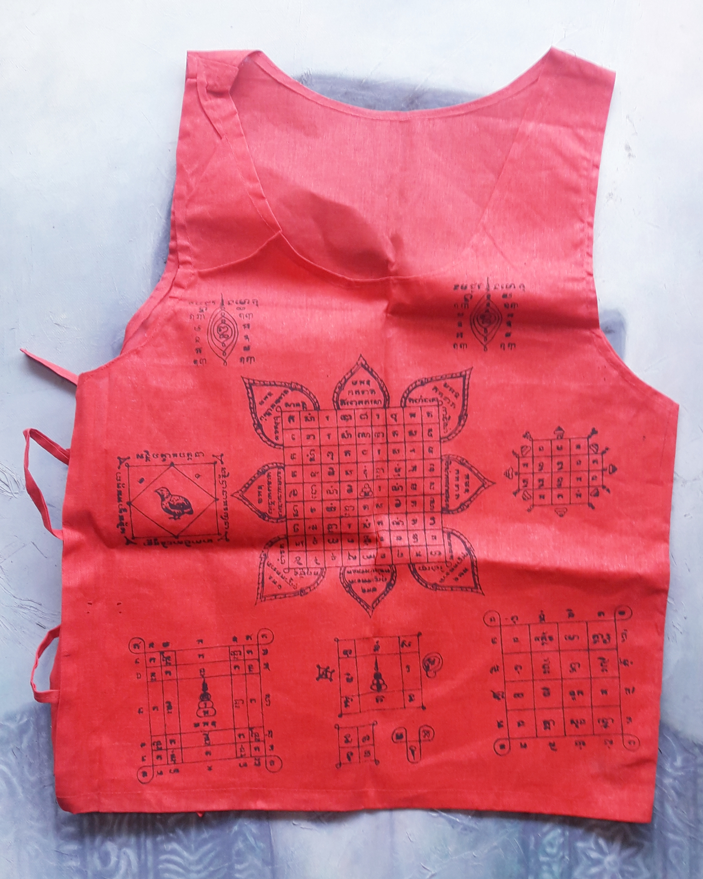 เสื้อยันต์แคล้วคลาด หลวงพ่อเผือก หลวงพ่อทับ วัดสลุด จ.สมุทรปราการ ไม่ผ่านการใช้ครับ