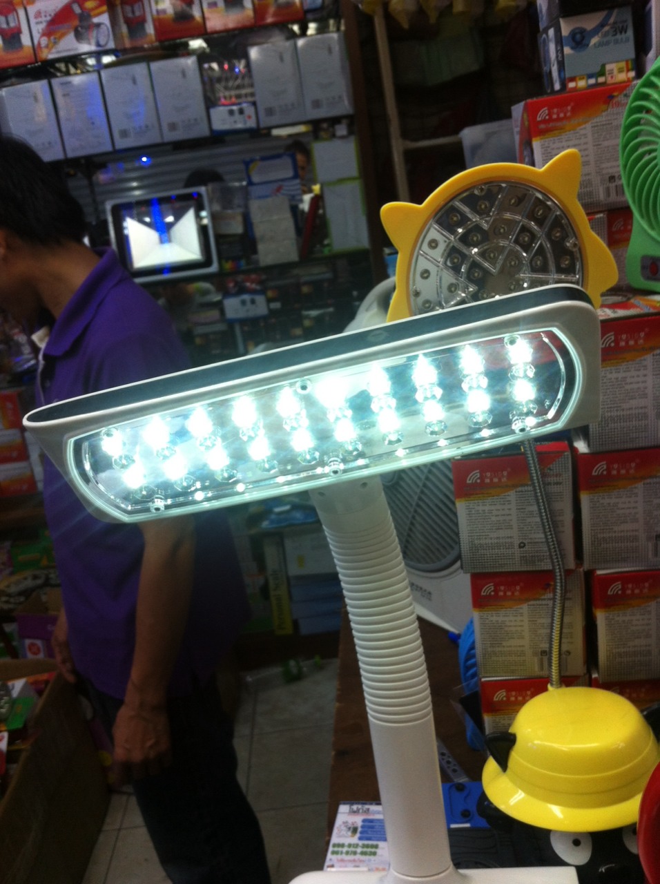 โคมไฟตั้งโต๊ะ LED หรี่ไฟ
