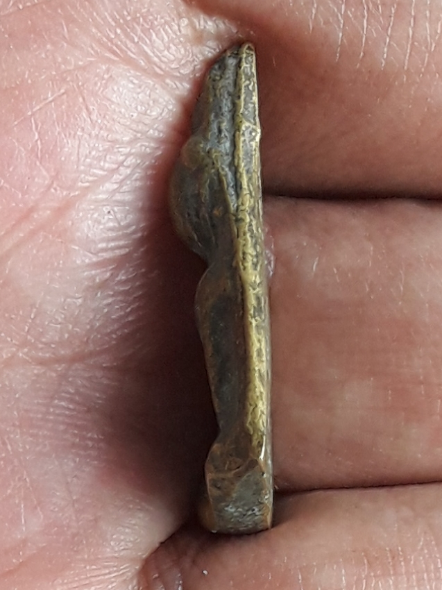 นางพญา พิมพ์เข่าโค้ง เนื้อทองเหลือง ไม่ทราบที่ครับ