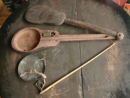 ตาชั่งโบราณ ชั่งทอง ชั่งฝิ่น คานทำจากกระดูกสัตว์ พร้อมกล่องไม้แกะ สภาพดีครับ