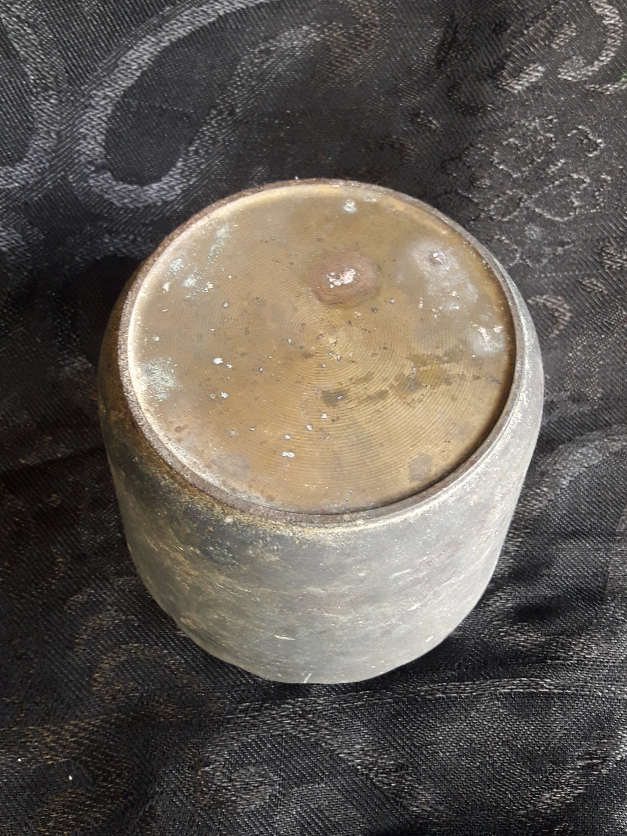 กระถางธูปทองเหลืองเก่า แบบปากจีบ ขนาดเส้นผ่าศูนย์กลางวัดจากปากกระถางธูป 4.5 นิ้ว