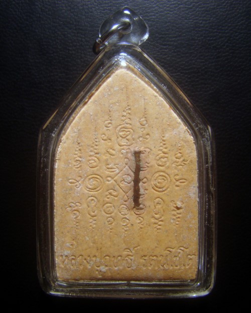 พระขุนแผนผงพรายกุมาร รุ่นแรก หลวงปู่ฤทธิ์ รัตนโชติ วัดชลประทานราชดำริ บุรีรัมย์ ปี 2542 ฝังตะกรุด พร้อมเลี่ยมครับ