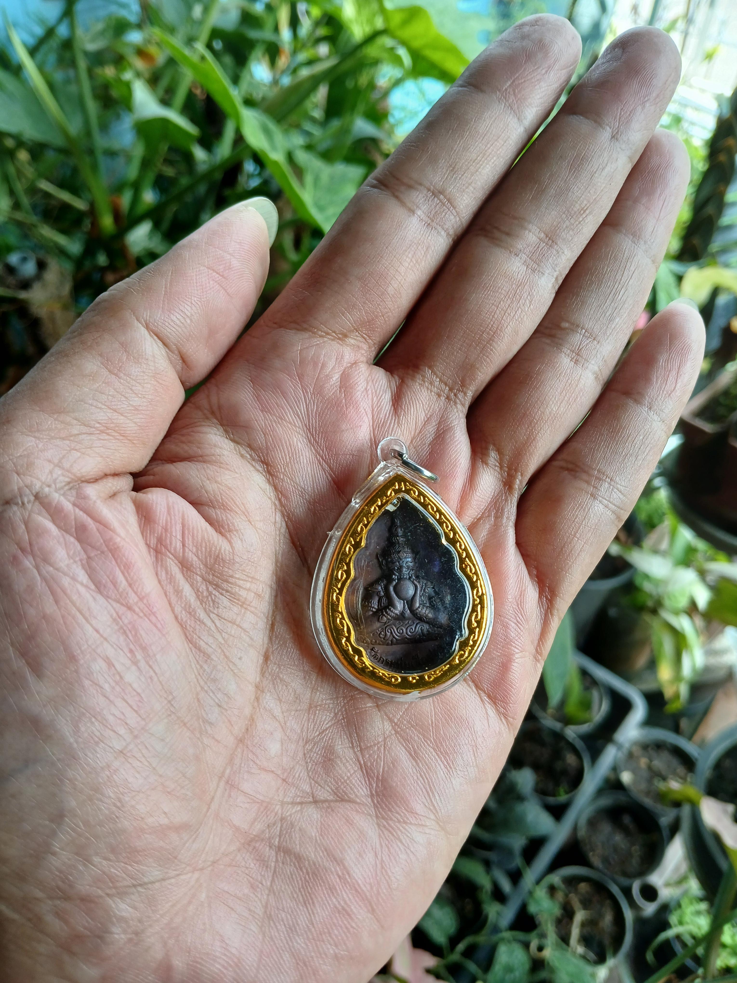 เหรียญพระราหูอมจันทร์ หลังดอกบัว อักษรจีน วัดกระทุ่มเสือปลา เขตประเวศ กรุงเทพฯ เนื้อโลหะ พร้อมเลี่ยมครับ