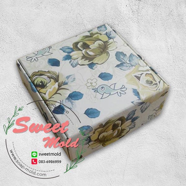 กล่องกระดาษแบบเปิดด้านบนลายดอกไม้สีฟ้าขาว 8x8x3 cm. 50 ชิ้น รหัสสินค้า: 005134