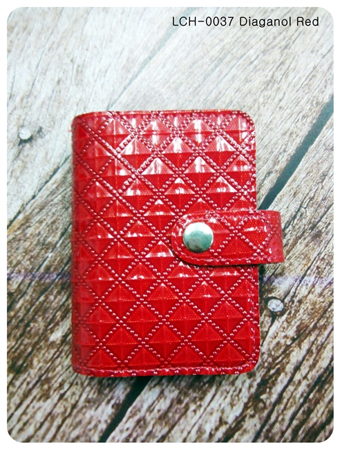 (LCH-0037) กระเป๋าใส่บัตรเคลือบ สีแดง ปุ่มนูน ผิวมันวาว