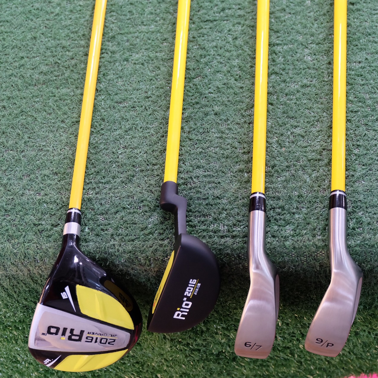 [ สินค้าใหม่ ] ชุดเซ็ทไม้กอล์ฟ สำหรับเด็กช่วงอายุ 9-12 ปี พร้อมกระเป๋า (สีดำ,สีชมพู,สีเหลือง)