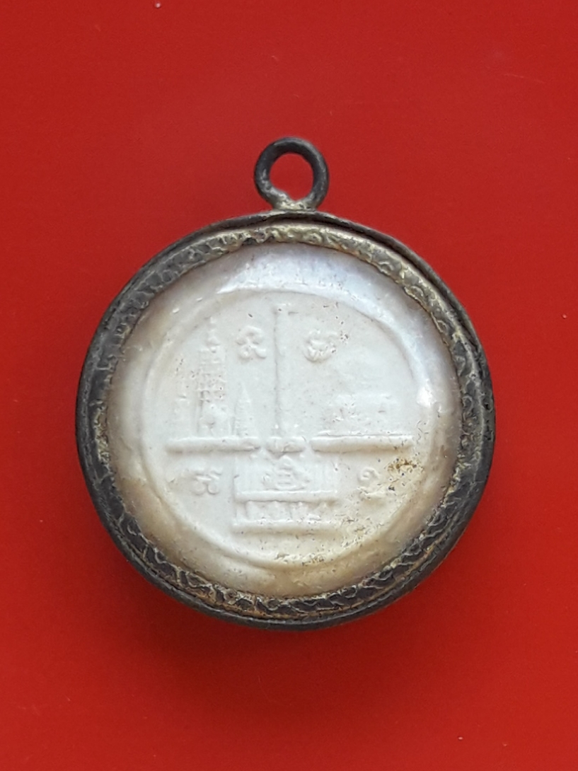 พระผงกลมเล็ก เลี่ยมเก่า ไม่ทราบที่ครับ