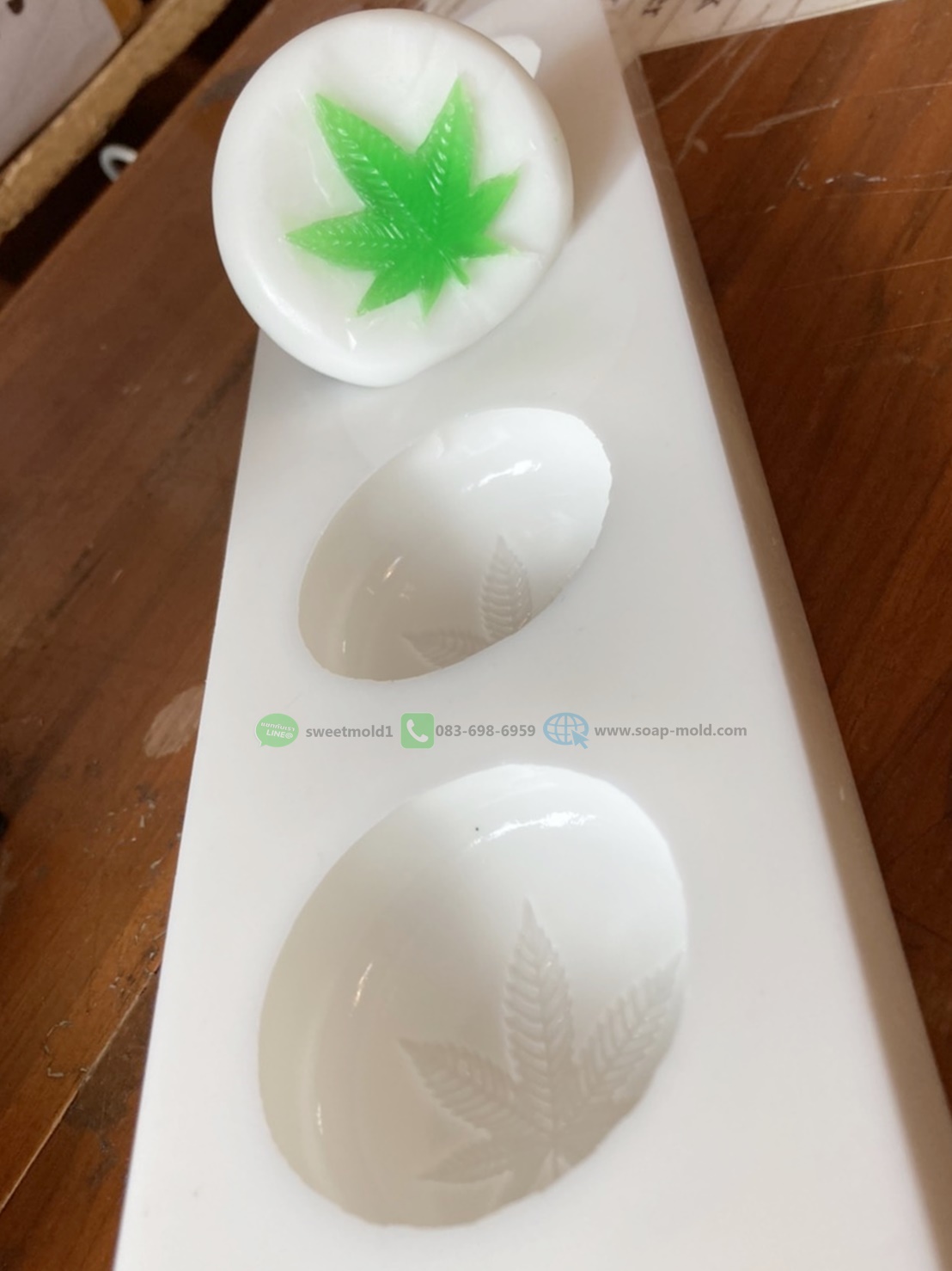 แม่พิมพ์วงกลมขอบมนใบกัญชา ขนาด55กรัม :007767