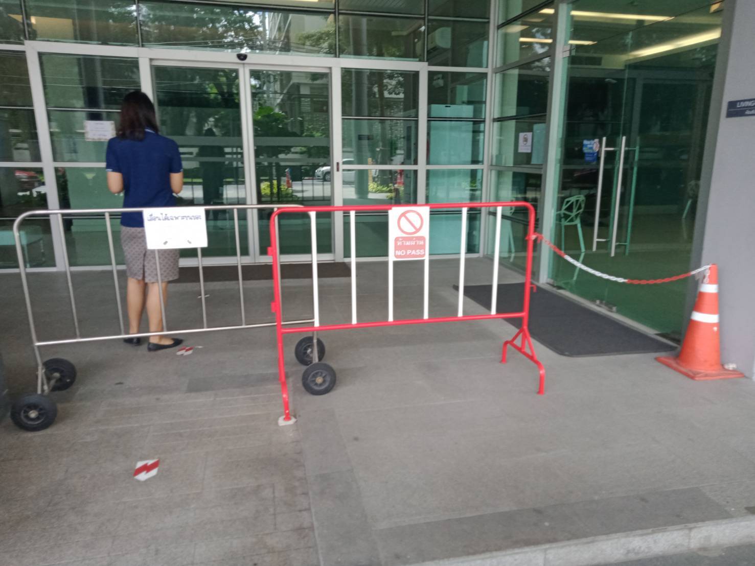 แผงกั้นจราจรสแตนเลส มีล้อ