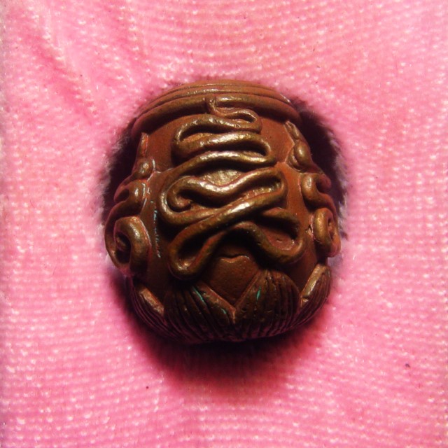 ลูกอมพระปิดตาสอดเข่ามหายันต์ ขุนพันธ์พุทธาคมเขาอ้อ ปี 2544 เนื้อทองแดงเถื่อน หมายเลข ๒๐๕ พร้อมกล่องเดิมครับ