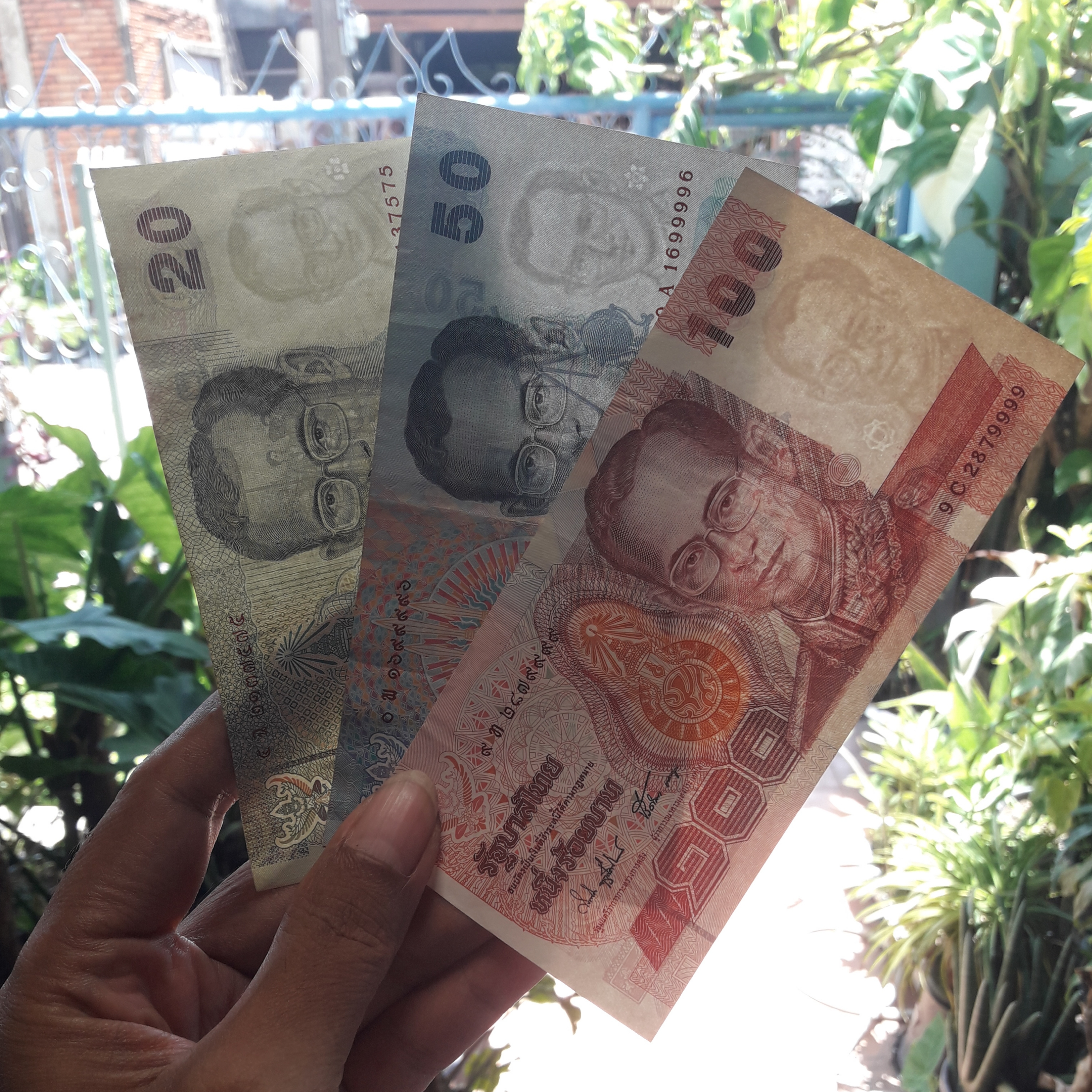 ธนบัตร รัชกาลที่ 9 แบบ 14 ,ชนิดราคา 100 บาท รุ่นโรงเรียนเลิก ภปร.ใหญ่ ไม่มีฟอยล์ เลข 9 c 2879999 +ธนบัตร แบบ 15 ,ชนิดราคา 50,20 บาท สภาพเก่าเก็บ ผ่านใช้ ไม่ขาด ไม่รู รวม 3 ฉบับ