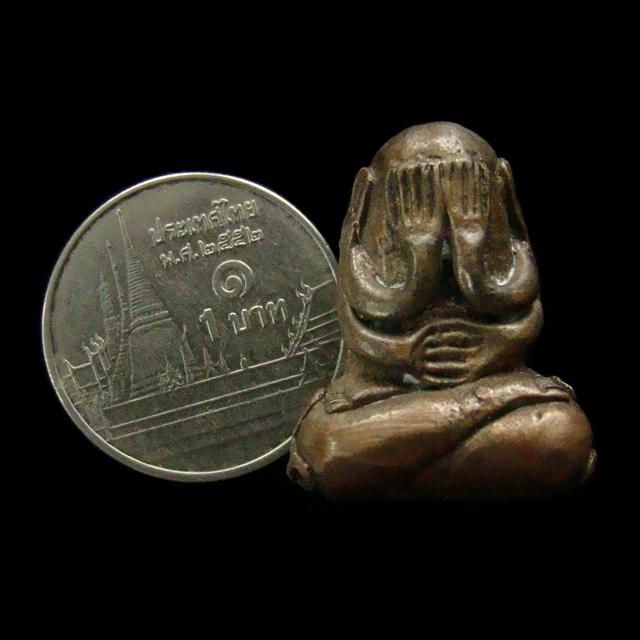 พระปิดตาสมาธิใหญ่ หลวงพ่ออุ้น วัดตาลกง จ.เพชรบุรี ปี 2544 เนื้อสัมฤทธิ์ พิมพ์ใหญ่ โค๊ดดอกจันทร์ด้านหลัง