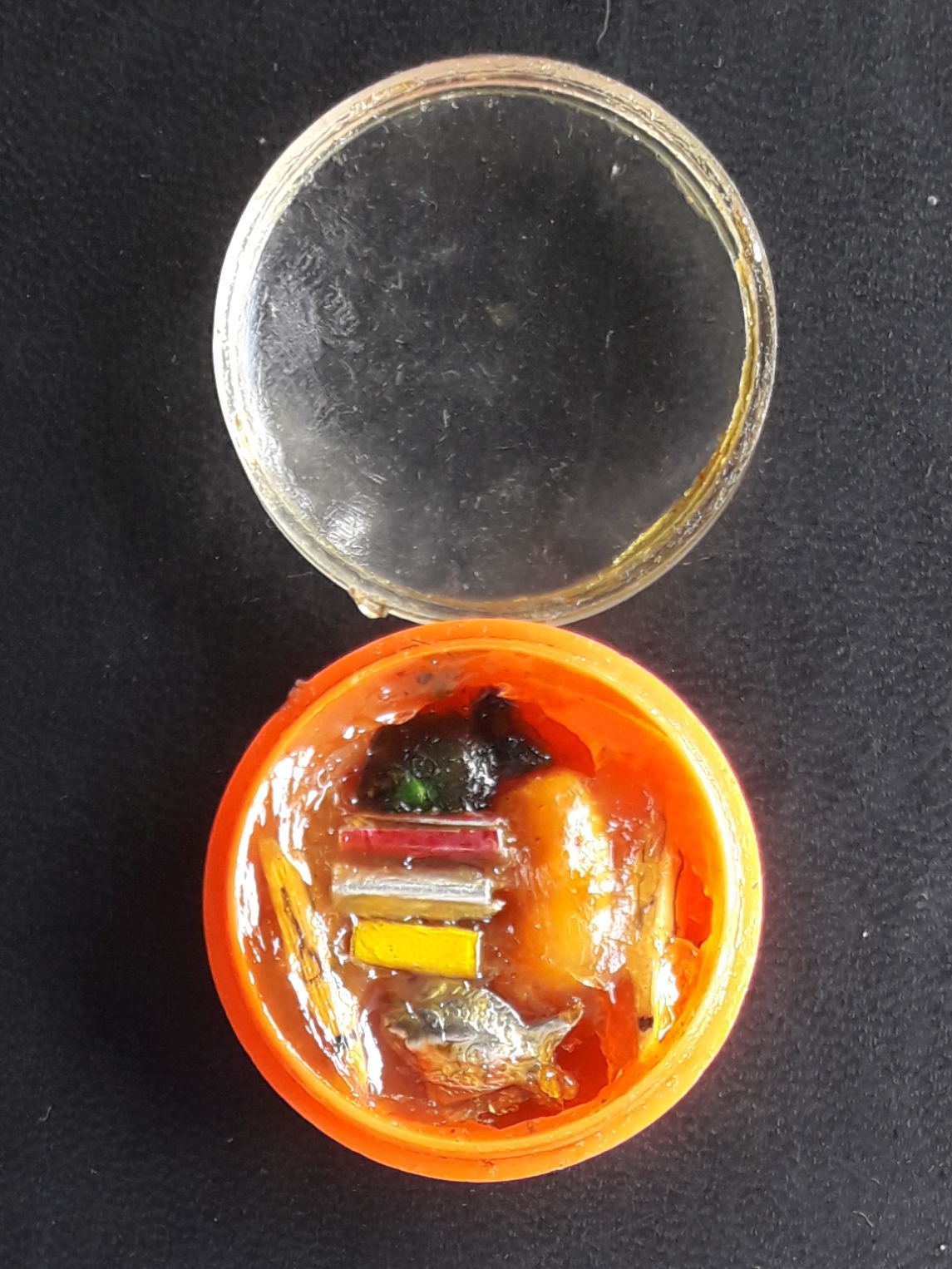 ตลับสีผึ้งสาริกา ปลาตะเพียนคู่ ตะกรุดสามดอก เก่าไม่ทราบที่ครับ