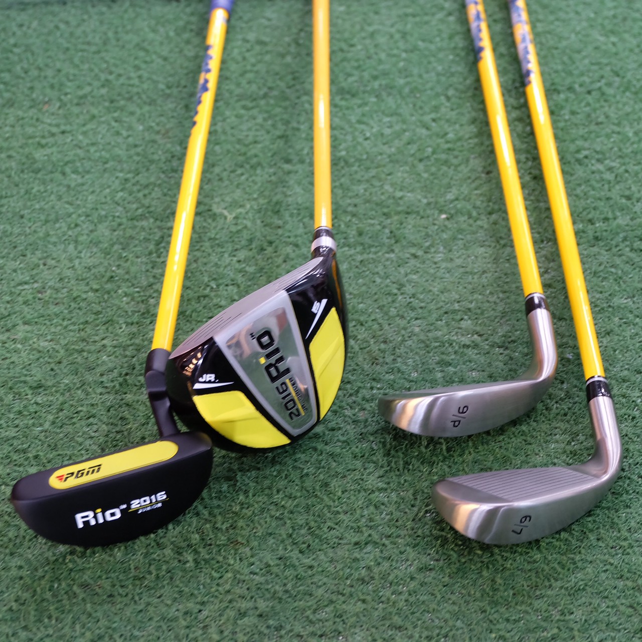 [ สินค้าใหม่ ] ชุดเซ็ทไม้กอล์ฟ สำหรับเด็กช่วงอายุ 9-12 ปี พร้อมกระเป๋า (สีดำ,สีชมพู,สีเหลือง)