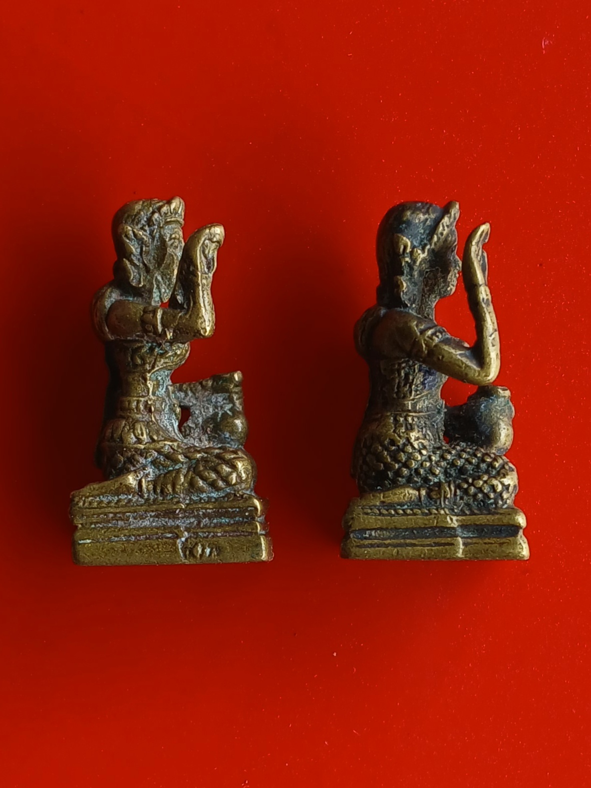 แม่นางกวัก ลอยองค์ เนื้อโลหะ รวม 2 องค์ ไม่ทราบที่ครับ