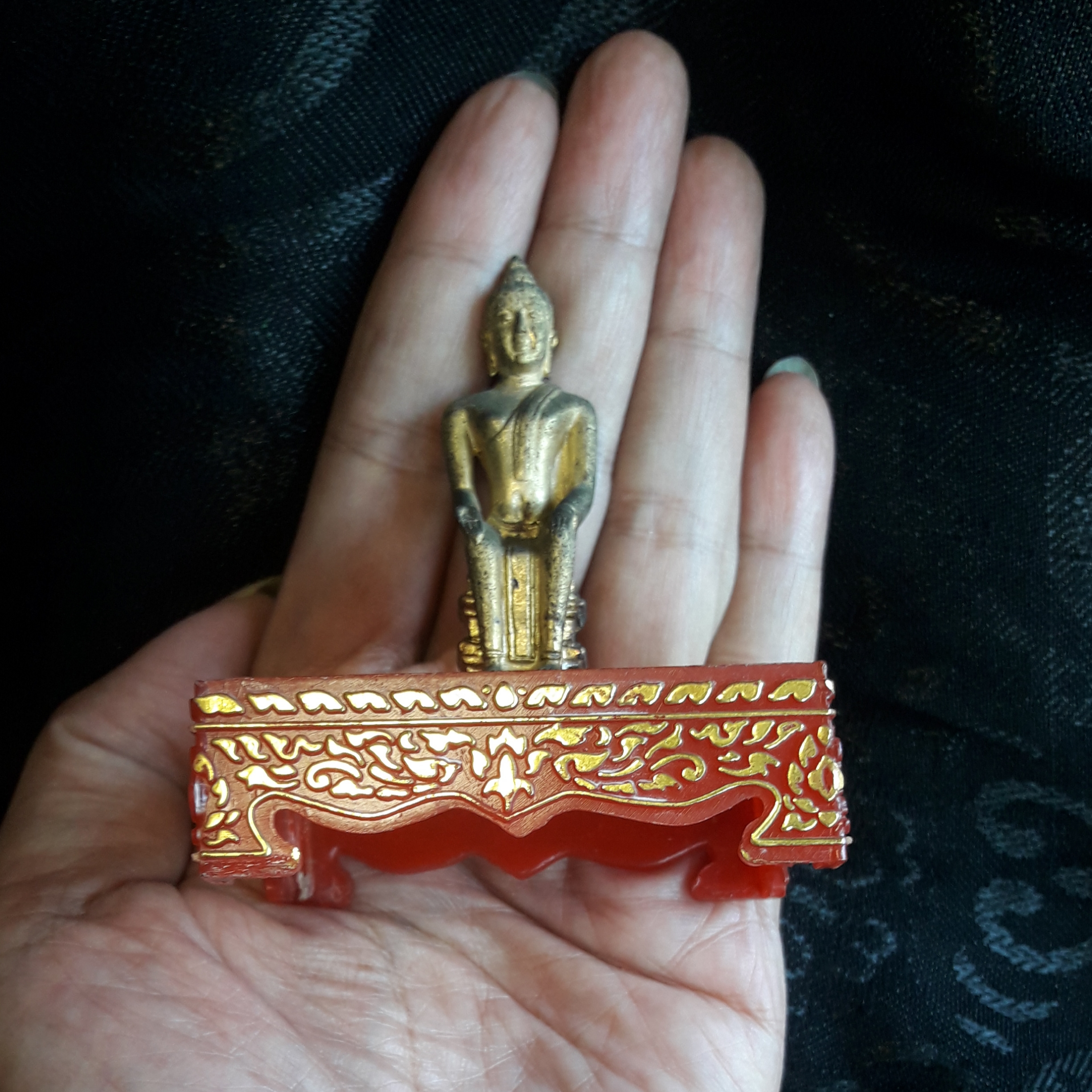 พระบูชา พระพุทธรูปประทับนั่ง พระหัตถ์ขวาวางหงาย-ซ้ายวางคว่ำ เหมือนปางป่าเลไลย์ เนื้อโลหะ ขนาดตั้งหน้ารถ องค์พระสูง 2.4 นิ้ว สูงรวมฐานพลาสติก 3.5 นิ้วครับ