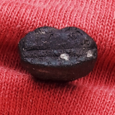 พระปิดตา องค์เล็ก เนื้อผงดำ หลังยันต์ ไม่ทราบที่ครับ