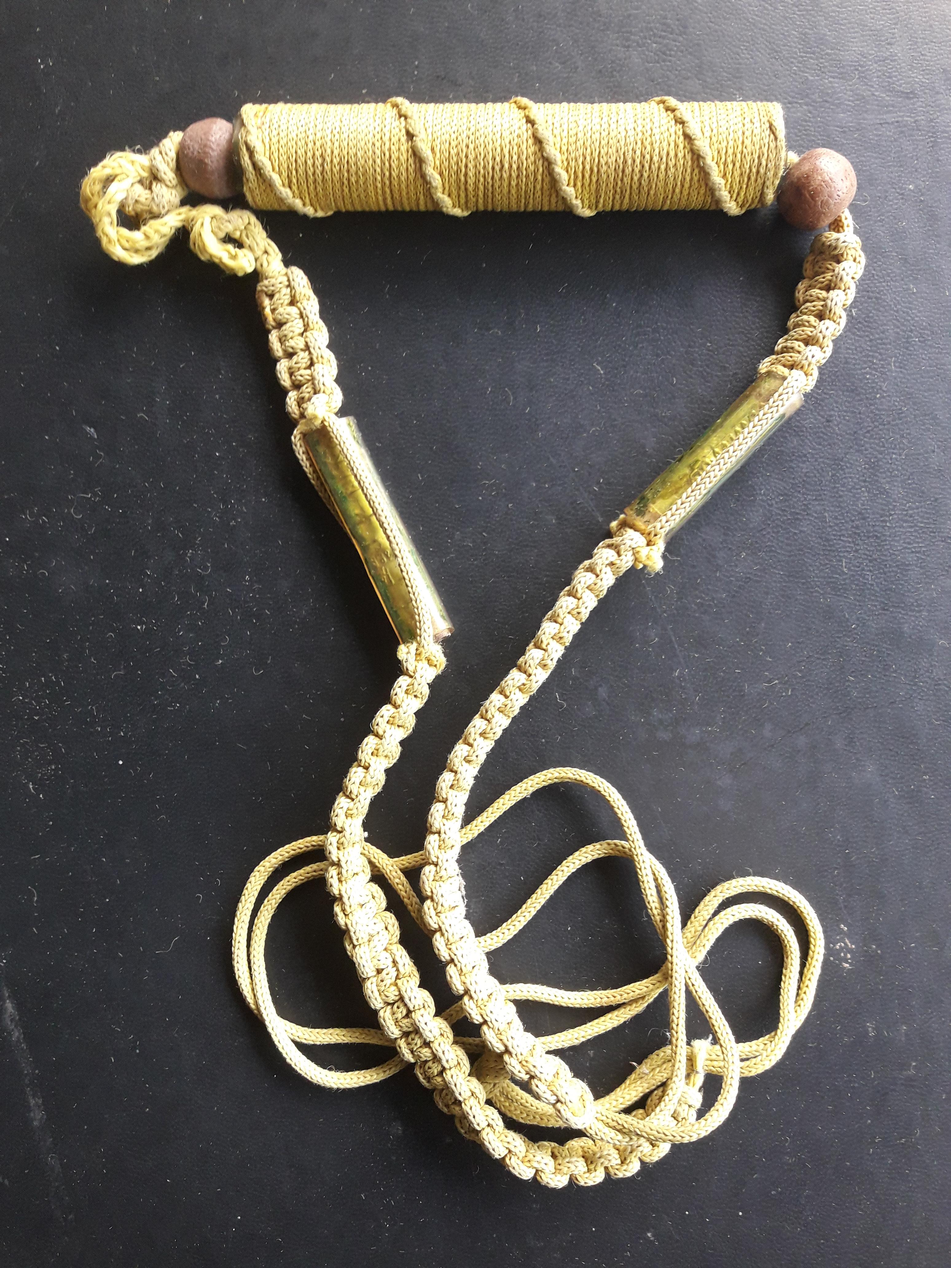 ตะกรุด ลูกสะกดไม้ พร้อมเชือกถัก สายคล้อง ไม่ทราบที่ครับ