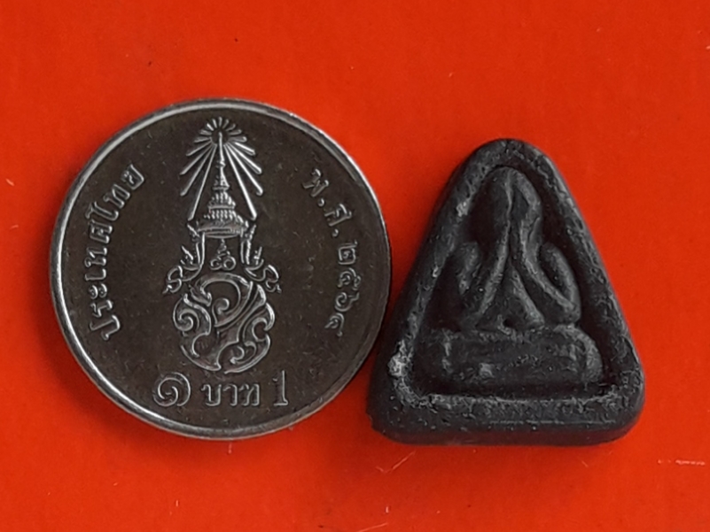 พระปิดตา หลวงปู่แฟ้ม วัดป่า จ.ชลบุรี เนื้อดำ หลังยันต์จิ