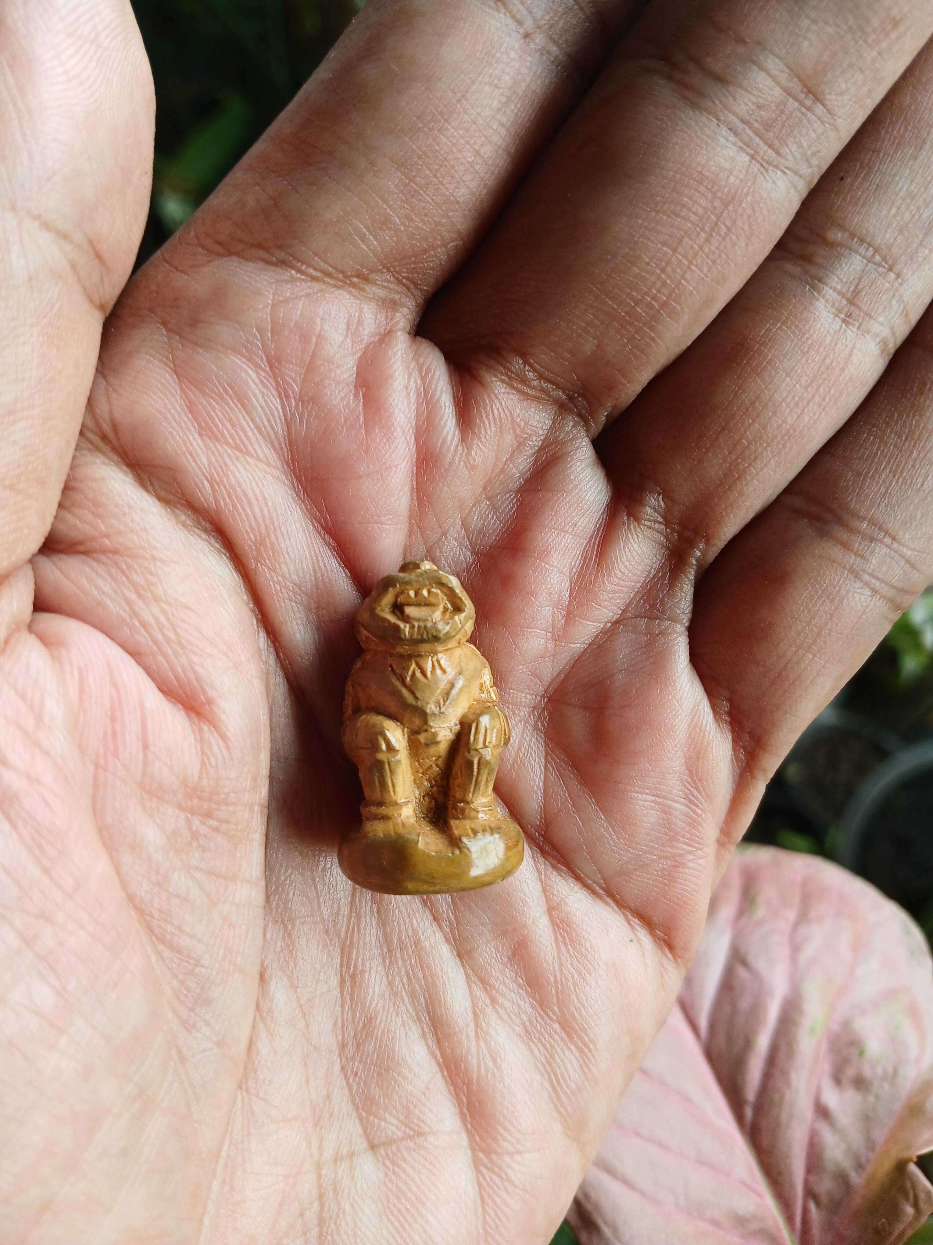 หนุมานทรงเครื่อง เนื้อไม้ลงเคลือบ หลวงพ่อแล วัดพระทรง เพชรบุรี พร้อมกรอบกระเช้าครับ