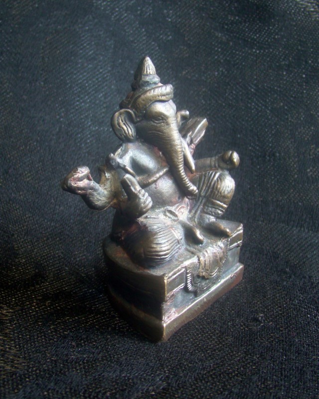 พระพิฆเนศวร์ เทพเจ้าแห่งความสำเร็จ ขนาดบูชาตั้งหน้ารถ เนื้อโลหะ ไม่ทราบที่ครับ