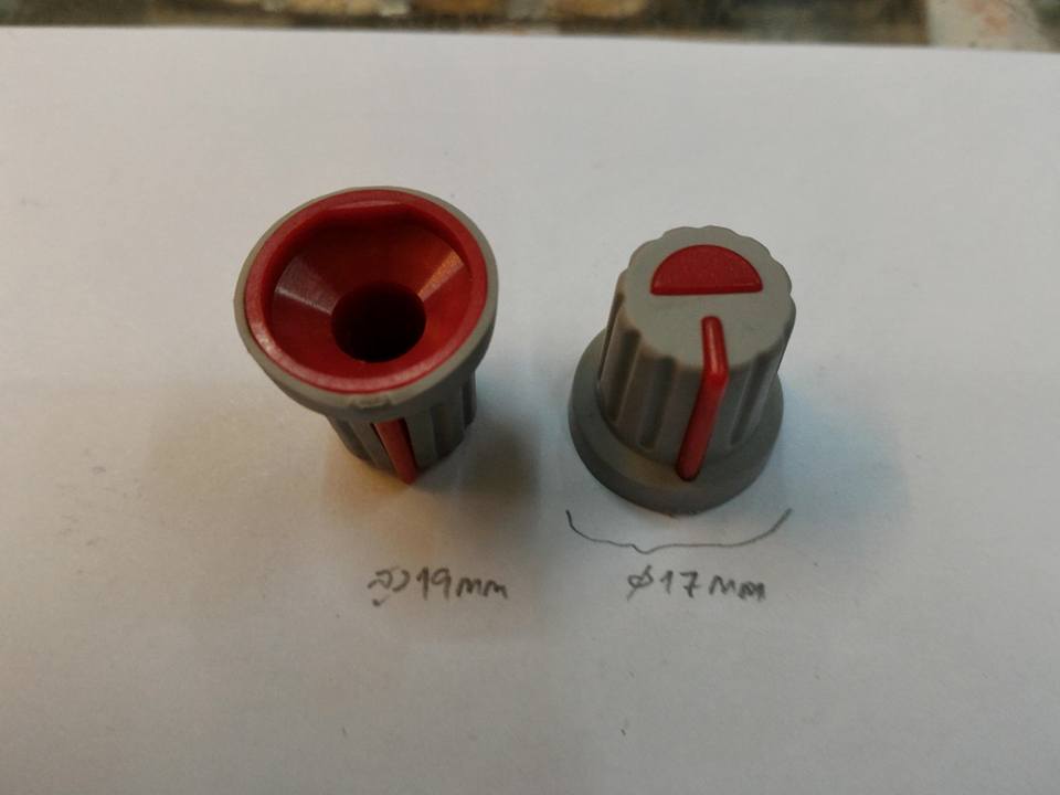 KNOBขนาดเส้นผ่านลูกบิดพลาสติกสีเทาคาดแดงศูนย์กลางอ้วน17มมสูง19มม(17x19mm)