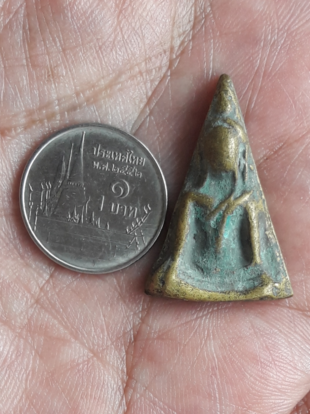 นางพญา พิมพ์เข่าโค้ง เนื้อทองเหลือง ไม่ทราบที่ครับ