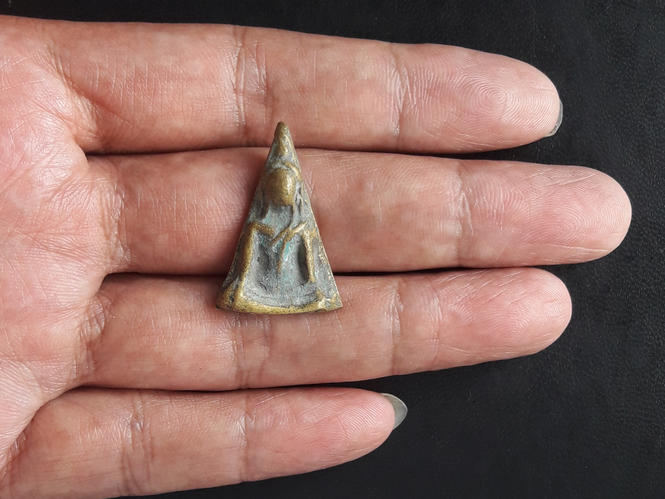 นางพญา พิมพ์เข่าโค้ง เนื้อทองเหลือง ไม่ทราบที่ครับ