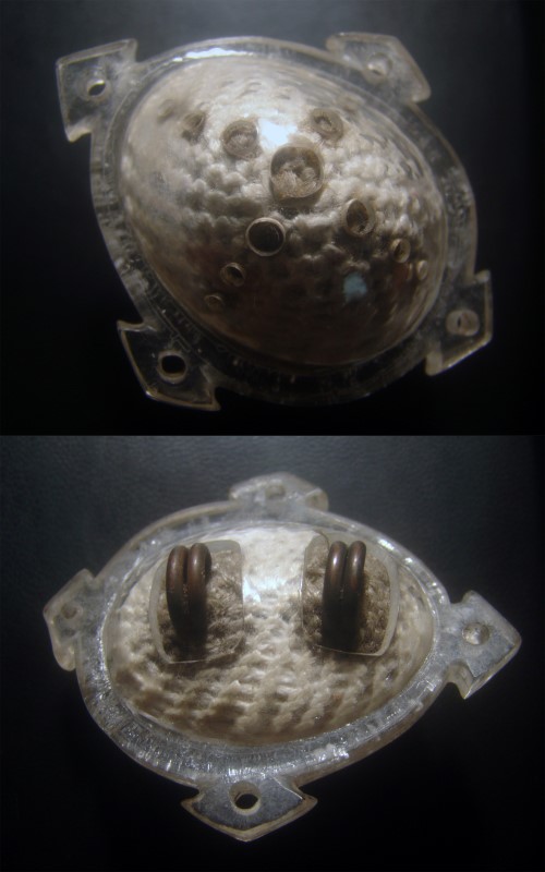 เบี้ยแก้ ตัวใหญ่ ถักเชือกขาว สองห่วง เลี่ยมพลาสติกครับ