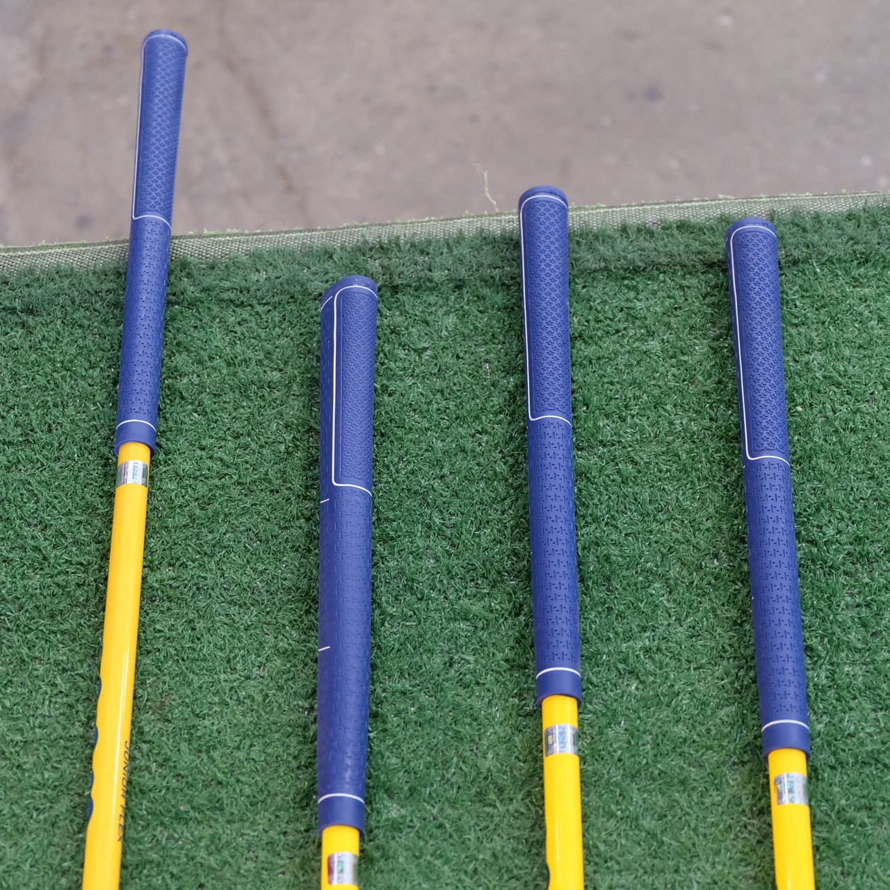 [ สินค้าใหม่ ] ชุดเซ็ทไม้กอล์ฟ สำหรับเด็กช่วงอายุ 9-12 ปี พร้อมกระเป๋า (สีดำ,สีชมพู,สีเหลือง)