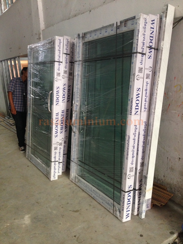 ประตูบานสวิง สีอบขาว 90x210ชุดสำเร็จ