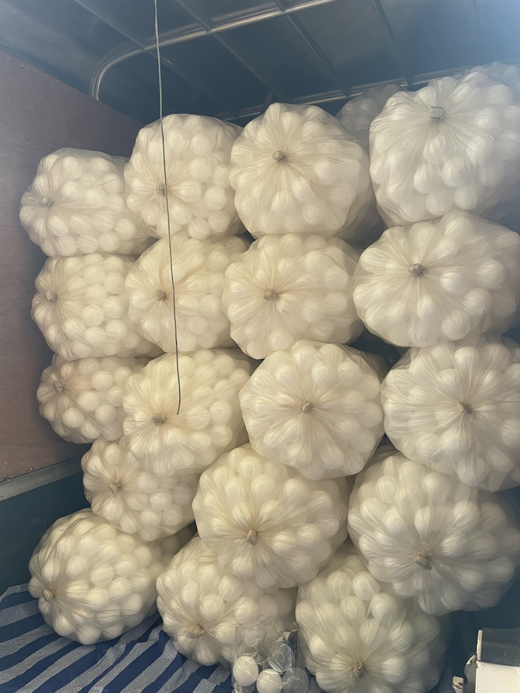 ลูกบอล พลาสติกอย่างดี คละสี 100 ชิ้น