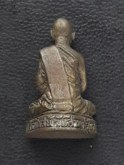 รูปหล่อ หลวงพ่อแพ วัดพิกุลทอง จ.สิงห์บุรี รุ่นสร้างโบสถ์วัดสามเกลียวครับ