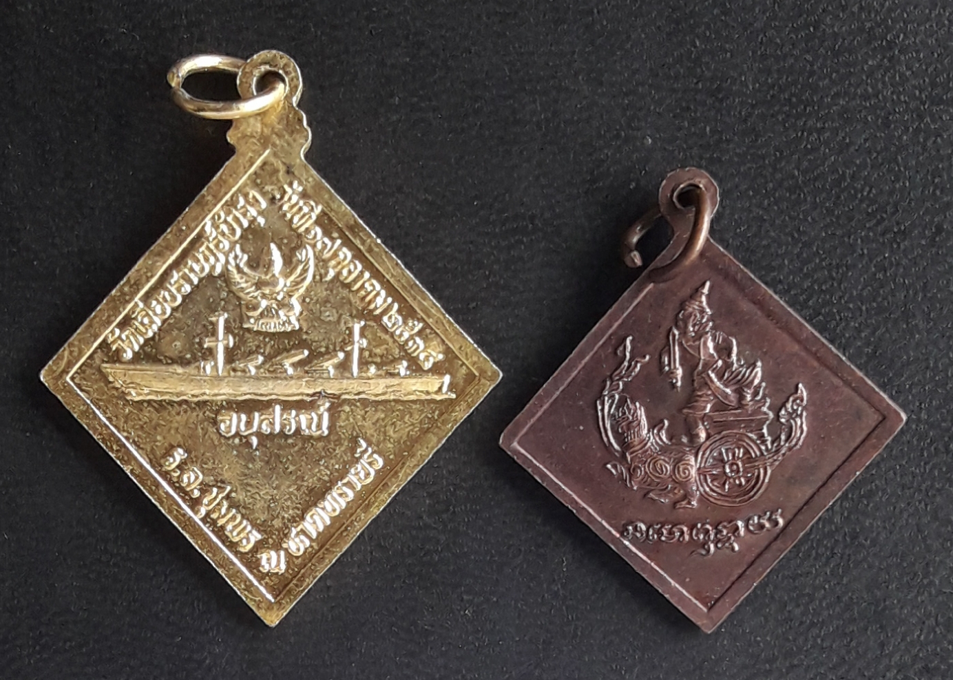 2 เหรียญ กรมหลวงชุมพรเขตต์อุดมศักดิ์ วัดเลียบราษฎร์บำรุง อนุสรณ์ ร.ล.ชุมพร ณ หาดทรายรี ปี 2534 กะไหล่ทอง + เหรียญปี 2540 ครับ