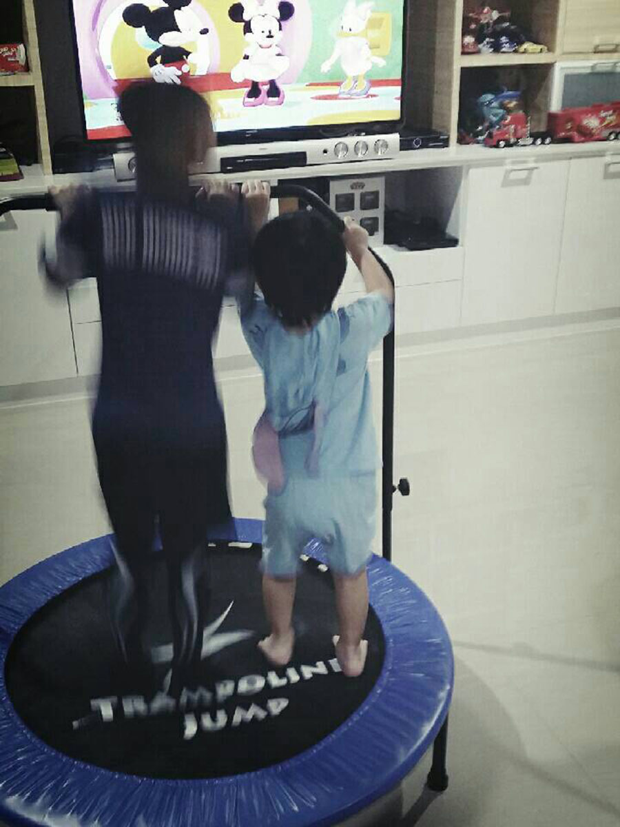 แทรมโพลีน 40 นิ้ว แบบมีที่จับทรงตัว สปริงบอร์ดออกกำลังกาย เพิ่มความสูง และลดน้ำหนัก รับน้ำหนักได้ 80kg