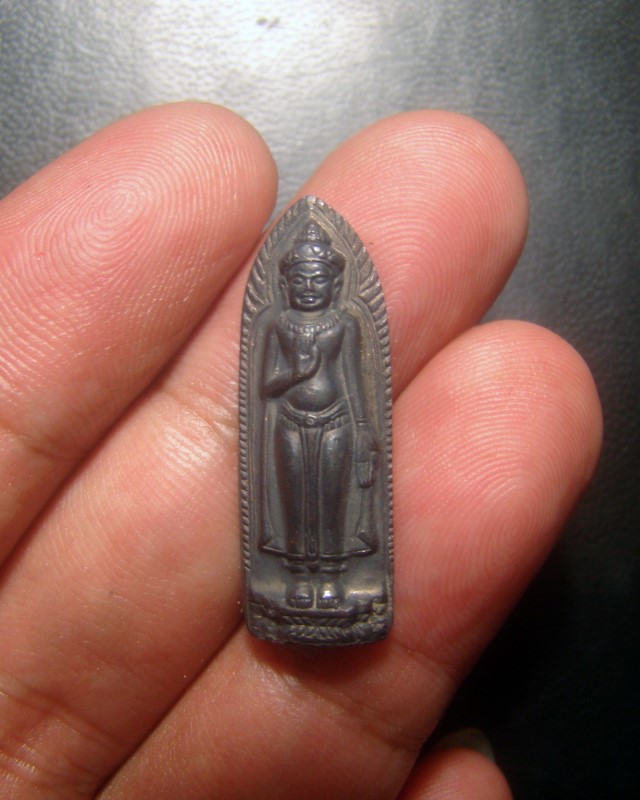 พระร่วงรางปืน วัดมกุฎกษัตริย์ ฯ ปี 2511 เนื้อทองแดงรมดำ พิธีใหญ่ หลวงปู่ทิม วัดช้างไห้ , พ่อท่านคล้าย วัดสวนขัน , อาจารย์ฝั้น ฯลฯ ร่วมปลุกเสก