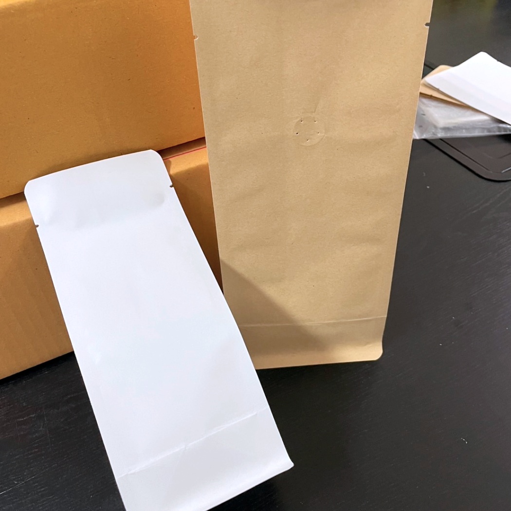 ถุงฟอยล์กาแฟ ถุงใส่เมล็ดกาแฟ ขยายข้างตั้งได้ (มีวาล์ว)ไม่ติดซิป รุ่นมีรูระบาย (10 ใบ)