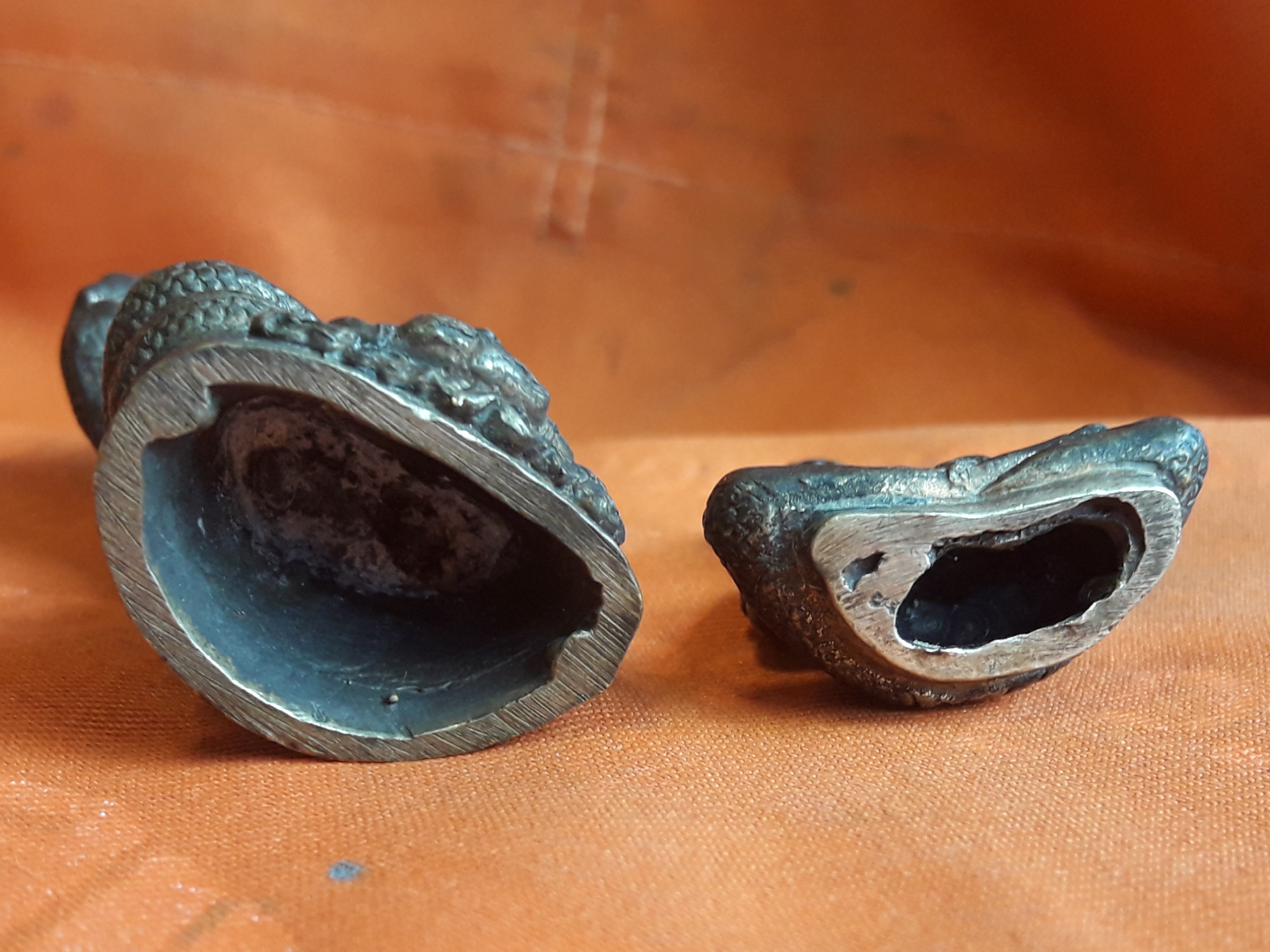 พระนาคปรก 7 เศียร เนื้อโลหะ 2 ถอด ขนาดตั้งหน้ารถ หน้าตัก 1.2 นิ้ว สูงรวม 3.2 นิ้ว ฐานกว้าง 1.2 นิ้ว โดยประมาณ ไม่ทราบที่ครับ