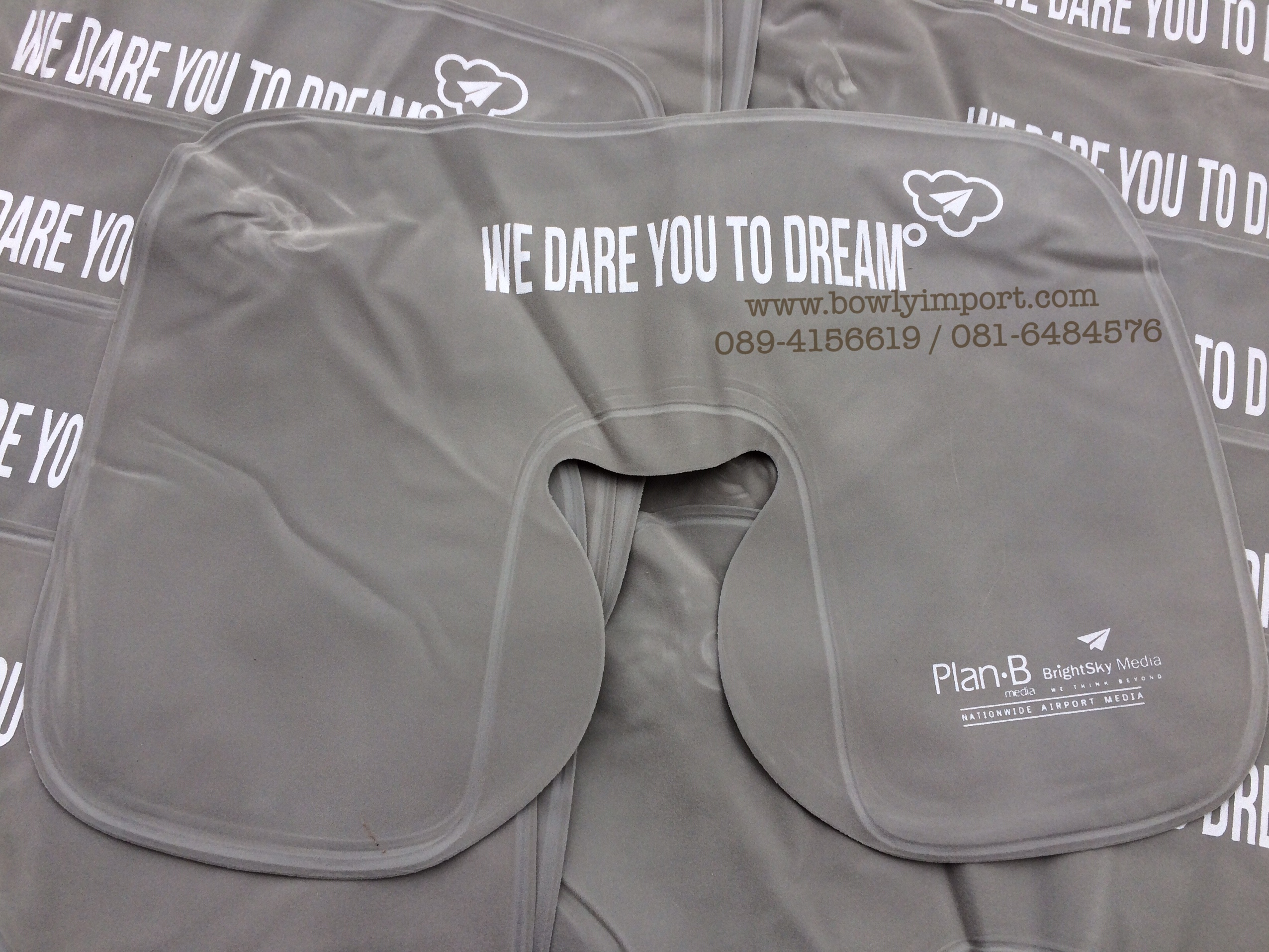 หมอนรองคอเป่าลม เนื้อผ้ากำมะหยี่ พร้อมสกรีนโลโก้